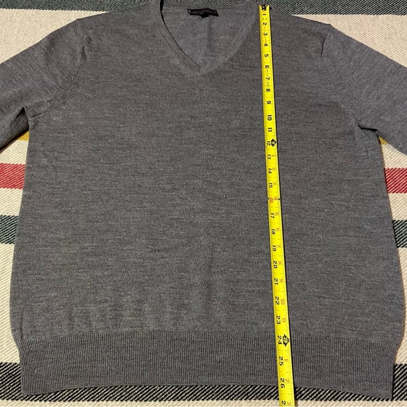 Express 100% Wool V neck Sweater in Gray size mens Large - Picture 10 of 14